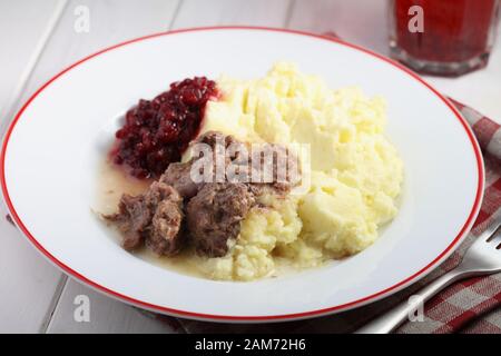 Dîner avec viande de gibier finlandais, purée de pommes et confiture d'airelles Banque D'Images