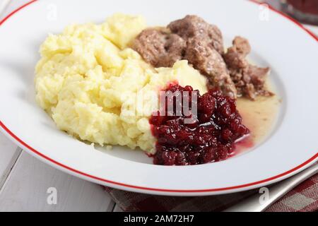 Dîner avec viande de gibier finlandais, purée de pommes et confiture d'airelles Banque D'Images