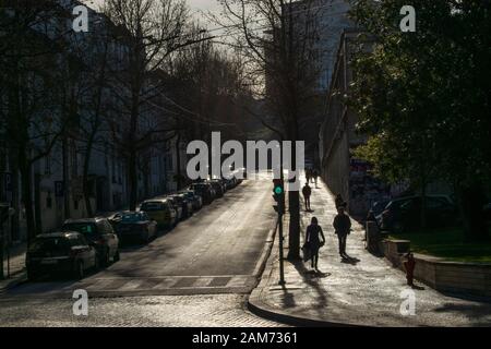 Les gens marchent vers l'université Coimbra de la Praca da Republica à Coimbra Portugal Banque D'Images