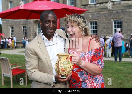 Maggi Magnin bénéficie de la compagnie avec les experts de BBC antiques Roadshow Lennox Cato après avoir eu son Jug examiner et la valeur à Castleward, Strangford, County Down, jeudi 25 juillet 2019. (Photo de Paul McErlane) Banque D'Images