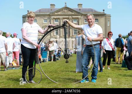 Denise et Norman Toombs avec leur farthing spenny à la BBC antiques Roadshow à Castleward, Strangford, County Down, jeudi 25 juillet 2019. (Photo de Paul McErlane) Banque D'Images