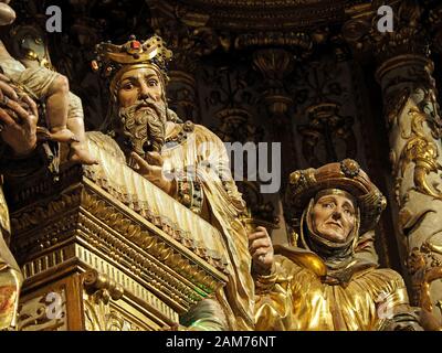 Détail des sculptures dorées de culte de Jésus bébé dans la chapelle de la cathédrale Saint Marie de Burgos, dans la ville de Burgos en Pays basque d'Espagne Banque D'Images