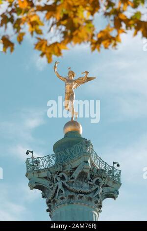 Paris, France - 18 septembre 2019 : La Colonne de Juillet surmontée de la statue dorée de l'esprit de la liberté d'Auguste Dumont. La colonne monumentale a été erecte Banque D'Images