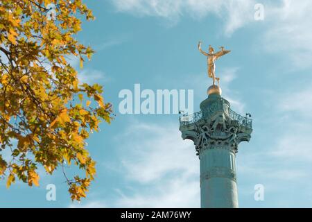 Paris, France - 18 septembre 2019 : La Colonne de Juillet surmontée de la statue dorée de l'esprit de la liberté d'Auguste Dumont. La colonne monumentale a été erecte Banque D'Images