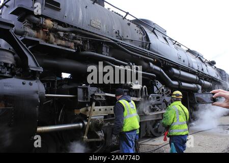 Big Boy 4014 à Ellsworth Kansas Etats-Unis avec vapeur et fumée lors d'une journée historique le 11-21-2019 qui était en une journée bien remplie. Banque D'Images