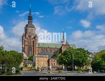 Église Sainte-Marie de style gothique en brique (Marienkirche) dans la ville hanséatique de Stralsund, Mecklembourg-Poméranie-Occidentale, Allemagne Banque D'Images