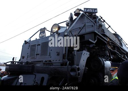 Big Boy 4014 à Ellsworth Kansas Etats-Unis avec vapeur et fumée lors d'une journée historique le 11-21-2019 qui était en une journée bien remplie. Banque D'Images