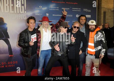 Udo Lindenberg und Culcha Candela bei der Premiere des Kinofilms 'Lindenberg! Mach Dein Ding!' im Kino International. Berlin, 10.01.2020 Banque D'Images