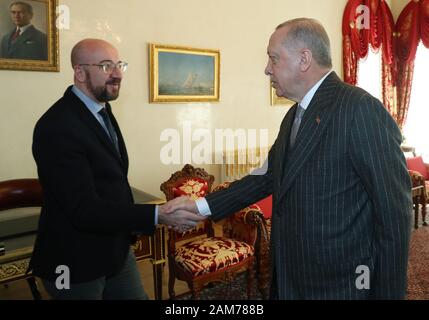 (200111) -- ISTANBUL, 11 janvier 2020 (Xinhua) -- le président turc, Recep Tayyip Erdogan (R) rencontre avec le président du Conseil européen, Charles Michel à Istanbul, Turquie, le 11 janvier 2020. Le Président turc, Recep Tayyip Erdogan, le samedi s'est entretenu avec le président du Conseil européen, Charles Michel à Istanbul pour discuter des derniers développements dans la région ainsi que les relations bilatérales. (Document de la présidence turque/via Xinhua) Banque D'Images