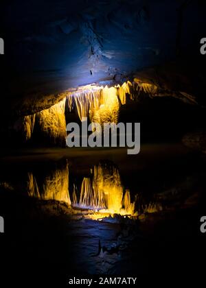 Les stalactites de la caverne Thien Thanh s'illuminent et se réfléchit dans l'eau, système de grottes Tam COC, Ninh Binh, Vietnam, Asie Banque D'Images