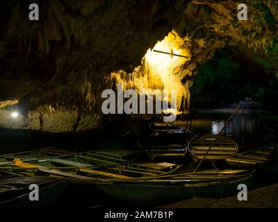 Les stalactites de la caverne Thien Thanh s'illuminent et se réfléchit dans l'eau, système de grottes Tam COC, Ninh Binh, Vietnam, Asie Banque D'Images