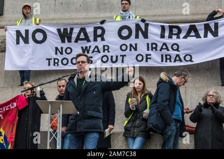 Londres, Royaume-Uni. 11 janvier, 2020. Un orateur du Public et Services commerciaux Union européenne aborde le rassemblement à Trafalgar Square. Après l'assassinat de Qassem Soleimani à Bagdad par les États-Unis et l'augmentation de la tension au Moyen-Orient, les manifestants ont défilé dans le centre de Londres à la demande "pas de guerre sur l'Iran", "pas de guerre en Irak et les troupes 'hors de l'Irak". Ensuite, ils se sont rassemblés à Trafalgar Square d'entendre les discours d'un certain nombre de personnes y compris Jeremy Crobyn. L'événement était organisé conjointement par la Coalition contre la guerre et la campagne pour le désarmement nucléaire et des événements similaires ont eu lieu à travers le Royaume-Uni. Banque D'Images