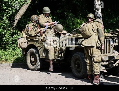 Royaume-Uni, Quorn, Great Central Steam Railway, juin 2015 : des hommes se déguisent en soldats américains et en jeep de l'armée américaine Banque D'Images