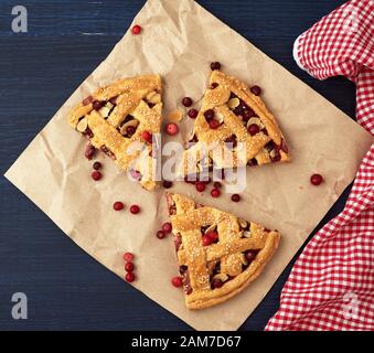 trancher la canneberge de la tarte. Fond en bois bleu. Délicieux gâteau aux fruits. Banque D'Images