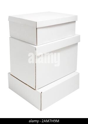 Pile de cartons blancs isolés sur fond blanc Banque D'Images