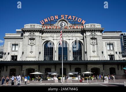 La gare historique Union Station du centre-ville de Denver, Colorado, est un centre de transport animé offrant un service de train, Amtrak, train léger et bus Banque D'Images