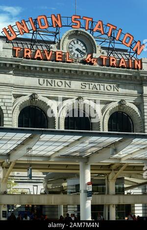 La gare historique Union Station du centre-ville de Denver, Colorado, est un centre de transport animé offrant un service de train, Amtrak, train léger et bus Banque D'Images