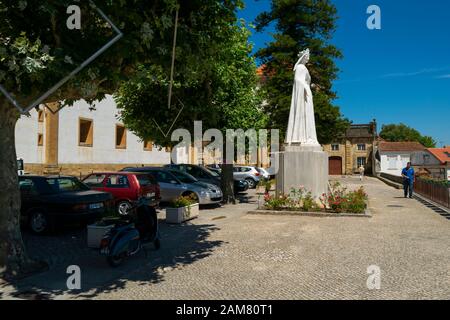 Statue de la Reine Saint Isabel à l'extérieur du monastère de St Clara-A-Nova à Coimbra Portugal Banque D'Images