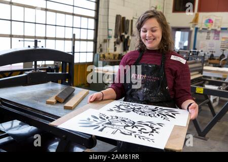 Un bénévole prend des impressions d'écran à l'etendoir à la Pratt Fine Arts Center le Samedi, Janvier 11, 2020. Mené par l'artiste Claire Jauregui pour la quatrième année consécutive, les membres du public ont été invités à contribuer à l'écran imprimer des affiches d'artistes locaux à l'appui de l'Womxn à venir Mars sur Seattle. Écran De soie dessins ont été fournies par les artistes Eileen Jimenez, Lynda Sherman et Leigh Riibe. Le rallye et mars, organisée par Womxn Seattle marche en avant, aura lieu le 18 janvier 2020. Banque D'Images