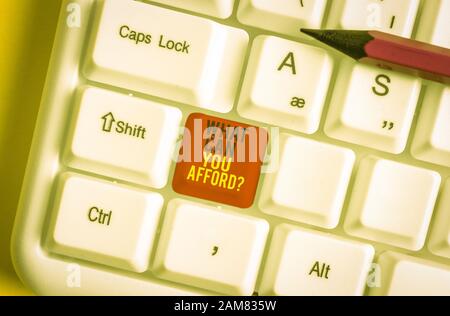 Signe texte montrant que pouvez-vous vous permettre Question. Texte photo d'affaires Donnez-nous votre budget, disponibilité de l'argent avec clavier pc blanc papier vide Banque D'Images