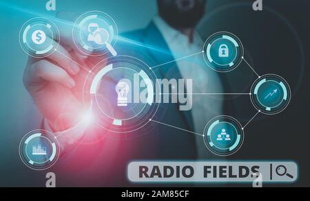 L'écriture de texte Word Champs Radio. Photo d'affaires mettant en valeur l'intensité du champ électromagnétique composé d'un humain de sexe masculin électrique Combinaison de travail formel usure p Banque D'Images