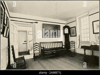 Valley Forge, chronique de l'héroïsme américain . Siège De Washingtons—Le Parlor. Washingtons Headquarters—Le Bureau, En Regardant Vers Le Couloir i le quartier général de Washingtons construire Les environs de ce principal souvenir existant du camp atValley Forge ont été grandement améliorés. Il est ouvert tous les jours jusqu'à l'année. Ses plusieurs chambres sont doublées de reliques et documents intéressants.une tablette en bronze dans la salle témoigne de l'œuvre patriotique de l'Association du Centenaire et du Mémorial de Valley Forge inpréservant dans son état original avec l'aide du PatrioticOrder Sons de Banque D'Images