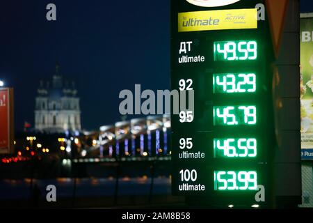 Prix de l'essence vu dans une station-service BP. Banque D'Images