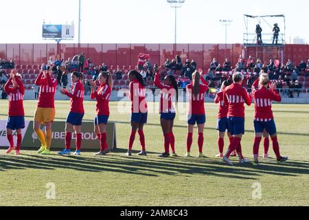 Madrid, Espagne. 11 janvier 2020. Atletico de Madrid saluant l'asistence publique.pendant le match entre Atlético de Madrid Féminin et Sporting de Huelva Féminin pendant le 7ème match de la Serie italienne A à Stadio Olimpico. Latium a battu Napoli 1-0 pour le 1. (Photo De Jorge Gonzalez/Pacific Press) Crédit: Pacific Press Agency/Alay Live News Banque D'Images