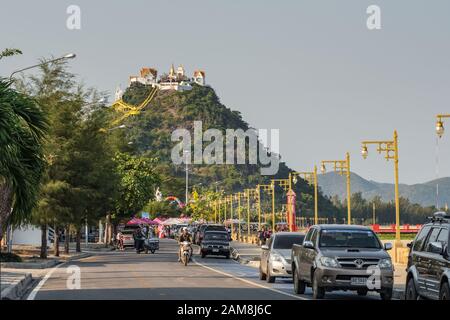 Promenade au bord de la mer avec colline de singe à Prachuap Khiri Khan, Thaïlande. Banque D'Images