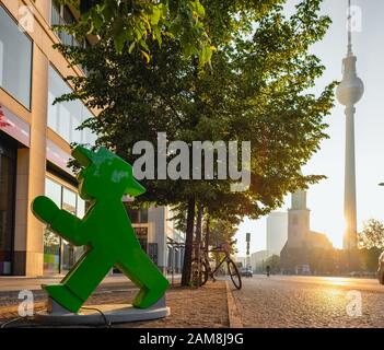 Statue d'une figure ampelmann avec tour de télévision de Berlin en arrière-plan au lever du soleil à Berlin Banque D'Images