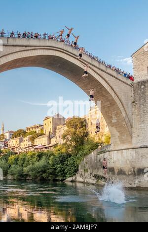 Homme qui sautait d'un pont très ancien à Mostar, en Bosnie-Herzégovine Banque D'Images