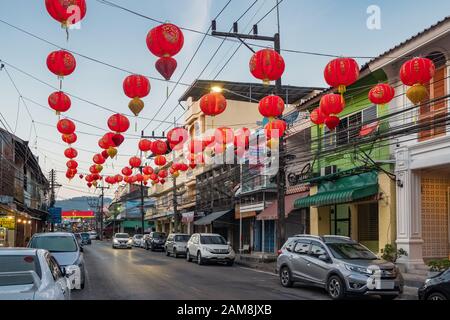 Décoration des lanternes chinoises sur la route principale à Ranong, Thaïlande Banque D'Images