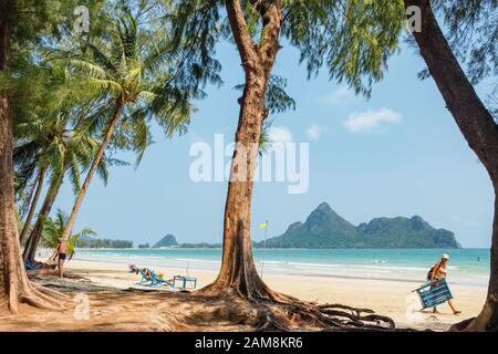 Belle plage tropicale à Prachuap Khiri Khan, Thaïlande Banque D'Images