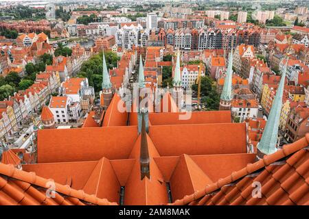 Vue sur la vieille ville de Gdansk depuis le toit de l'église Saint Mary Banque D'Images