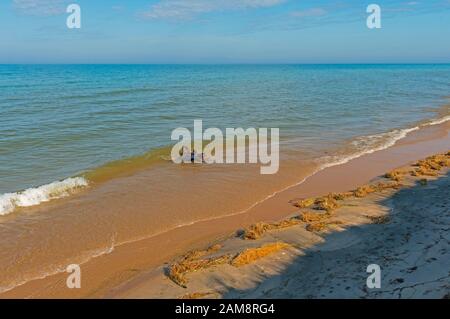 Petites vagues de lumière Du Matin sur le lac Michigan près de Montague, Michigan Banque D'Images