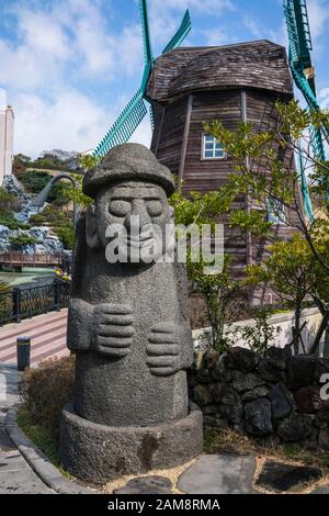 Jeju, Corée, 6 Mars 2019. DOL Hareubang avec Punch Lounge & Bar en arrière-plan. DOL Hareubang sont des statues en pierre qui peuvent être trouvées tout autour de J Banque D'Images