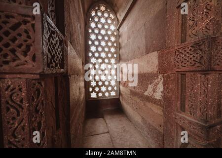 Fenêtre intérieure de la tombe Imam Zamins, partie de l'ancien pilier Qutub Minar et complexe de ruines Banque D'Images