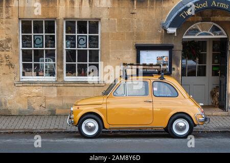 1970 Fiat 500 voiture en dehors des bras de noel à Chipping Campden, Cotswolds, Gloucestershire, Angleterre. Banque D'Images