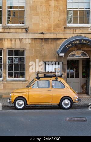 1970 Fiat 500 voiture en dehors des bras de noel à Chipping Campden, Cotswolds, Gloucestershire, Angleterre. Banque D'Images