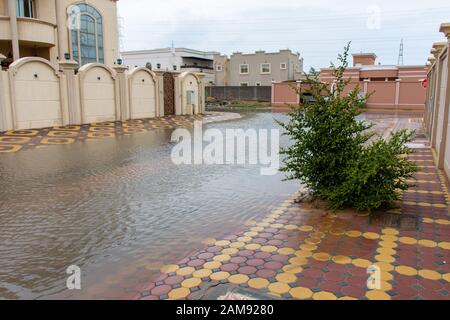 Une journée de tempête aux Émirats arabes Unis laisse des inondations dans les zones résidentielles de la ville de Ras al Khaimah et des Emirats environnants. Pas de schoo Banque D'Images