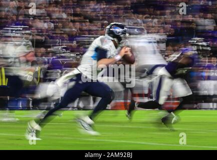 Baltimore, États-Unis. 12 janvier 2020. Le quarterback des Titans du Tennessee Ryan Tannehill (17) s'emmêle contre les Ravens de Baltimore dans le deuxième trimestre de leur jeu de jeu de la division au stade M&T Bank à Baltimore, Maryland, le samedi 11 janvier 2020. Photo de Kevin Dietsch/UPI crédit: UPI/Alay Live News Banque D'Images