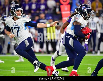 Baltimore, États-Unis. 12 janvier 2020. Tennessee Titans quarterback Ryan Tannehill (17) se remet à courir en arrière Derrick Henry (22) pendant le premier quart de leur jeu de jeu de division contre les Ravens de Baltimore au stade M&T Bank à Baltimore, Maryland, le samedi 11 janvier 2020. Photo de David Tulis/UPI crédit: UPI/Alay Live News Banque D'Images
