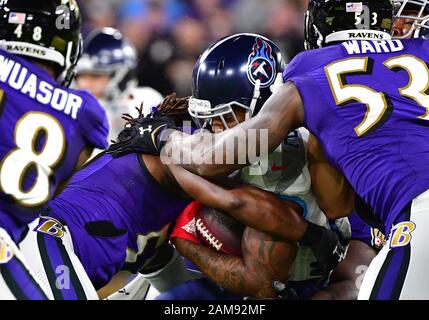 Baltimore, États-Unis. 12 janvier 2020. Les Titans du Tennessee qui reviennent Derrick Henry (22) sont arrêtés par la défense des Ravens de Baltimore au cours du deuxième trimestre de leur jeu de éliminatoires de division au stade M&T Bank à Baltimore, Maryland, le samedi 11 janvier 2020. Photo de David Tulis/UPI crédit: UPI/Alay Live News Banque D'Images