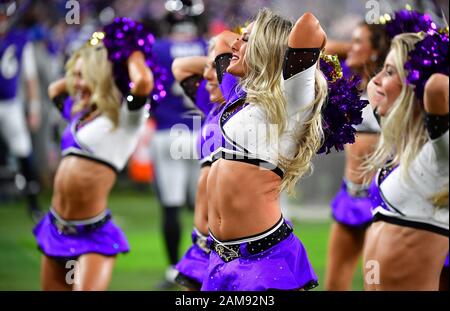 Baltimore, États-Unis. 12 janvier 2020. Les cheerleaders de Baltimore Ravens se disputent le troisième trimestre d'un match de jeu de division contre les Titans du Tennessee au stade M&T Bank à Baltimore, Maryland, le samedi 11 janvier 2020. Le Tennessee a remporté 28-12 et des avances au championnat AFC. Photo de David Tulis/UPI crédit: UPI/Alay Live News Banque D'Images