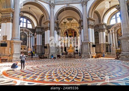 L'intérieur de la Basilique de Santa Maria della Salute Venise Italie Banque D'Images