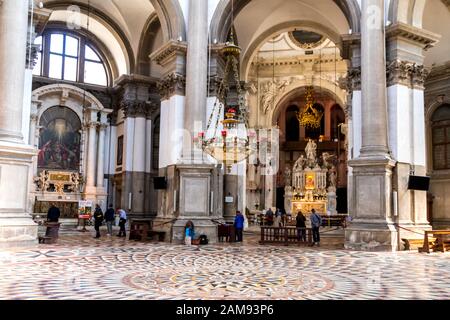 L'intérieur de la Basilique de Santa Maria della Salute Venise Italie Banque D'Images