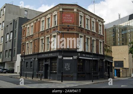 Londres, Royaume-Uni - 20 juillet 2019 : la maison publique historique Stage Door dans le quartier de Waterloo à Southwark, dans le sud de Londres. Il y a eu un pub sur ce siège Banque D'Images