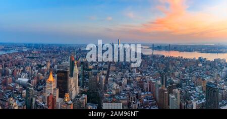 New York, États-Unis - 31 mai 2016 : vue aérienne au coucher du soleil sur le bas de Manhattan, One World Trade Center, le centre-ville, la Statue de la liberté et les gratte-ciel de Jersey City Banque D'Images