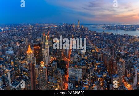 New York, États-Unis - 31 mai 2016 : vue aérienne au coucher du soleil sur le bas de Manhattan, One World Trade Center, le centre-ville, la Statue de la liberté et les gratte-ciel de Jersey City Banque D'Images