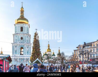 Kiev, Ukraine - 3 janvier 2020 : arbre de Noël installé sur la place de Sofia. Banque D'Images